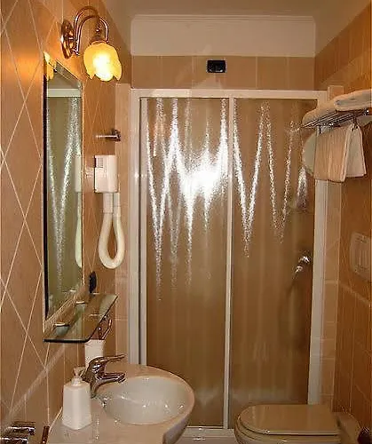 לינה וארוחת בוקר Matisse Royal 4*